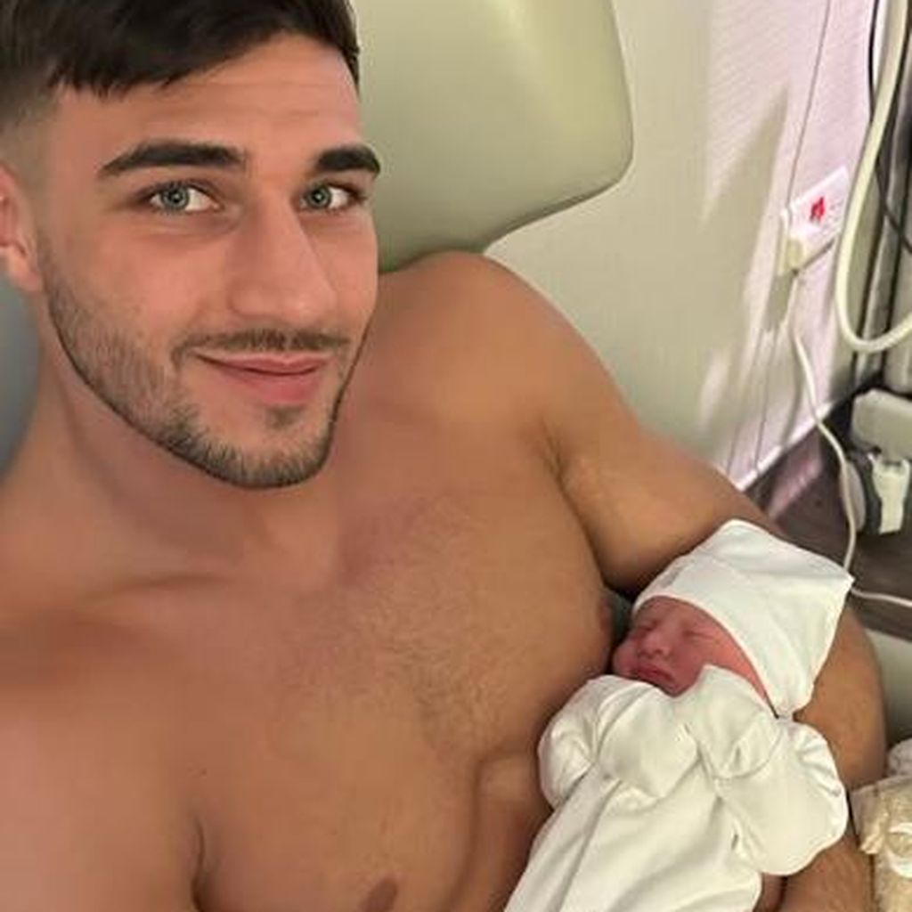 Tommy Fury mit seiner Tochter Bambi, Januar 2023