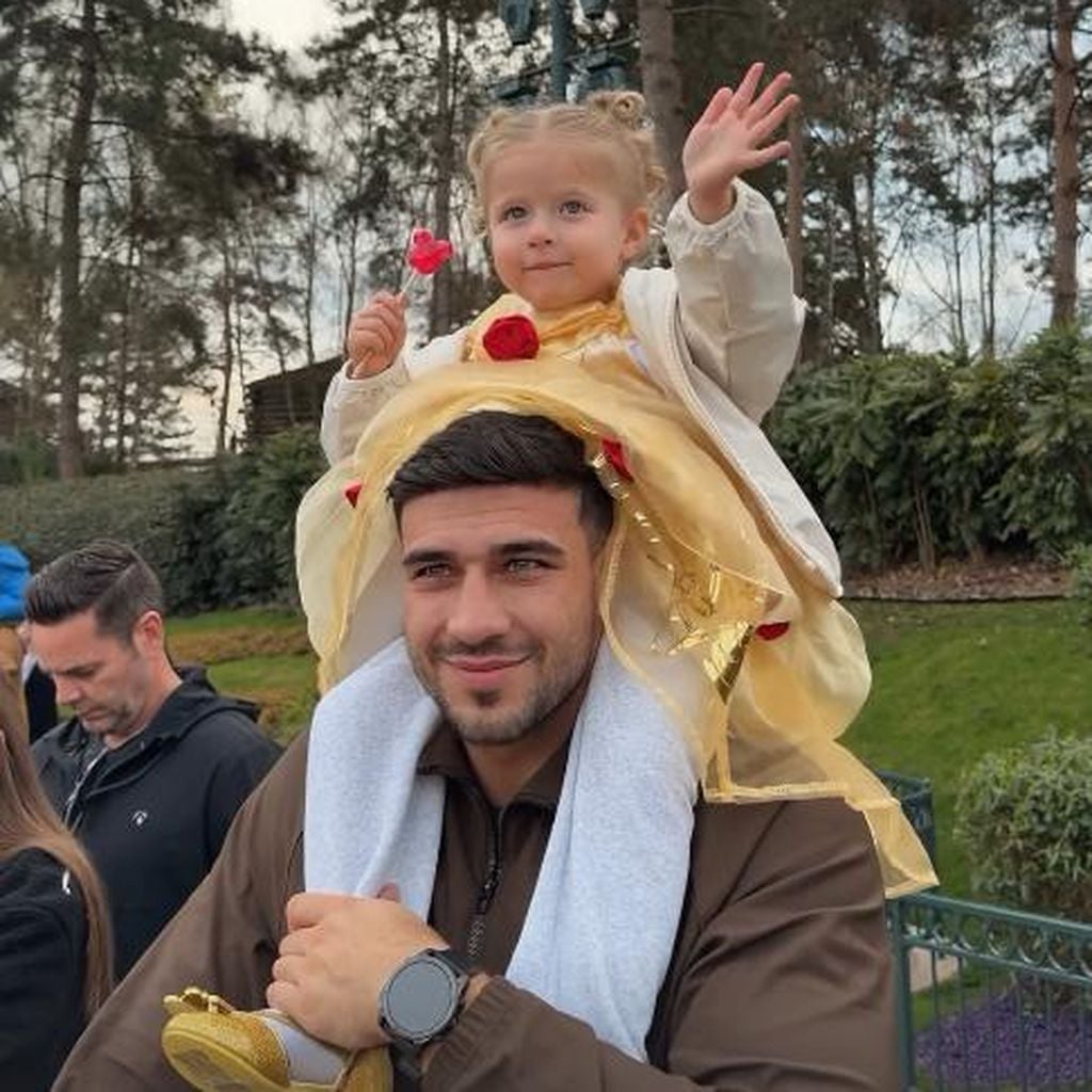 Tommy Fury mit Tochter Bambi im Disneyland, März 2026
