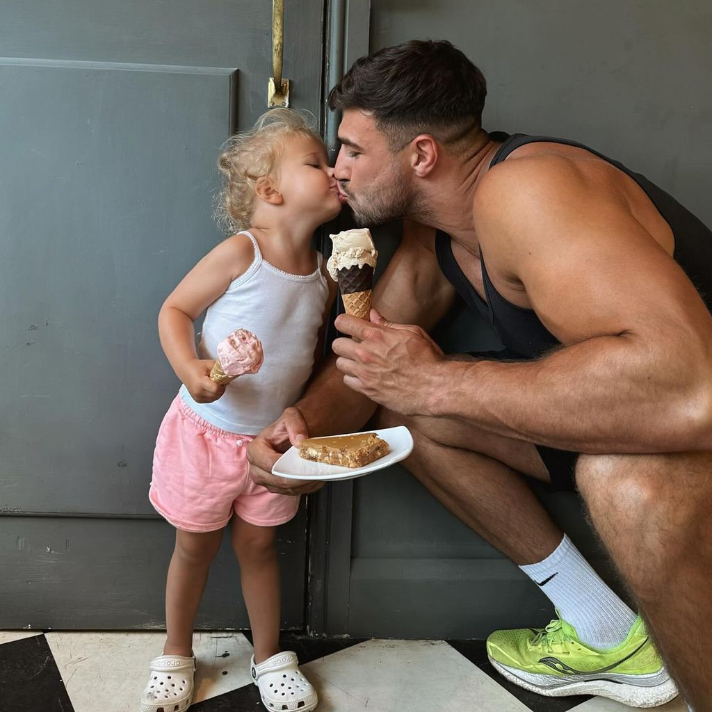 Tommy Fury mit seiner Tochter Bambi im Urlaub