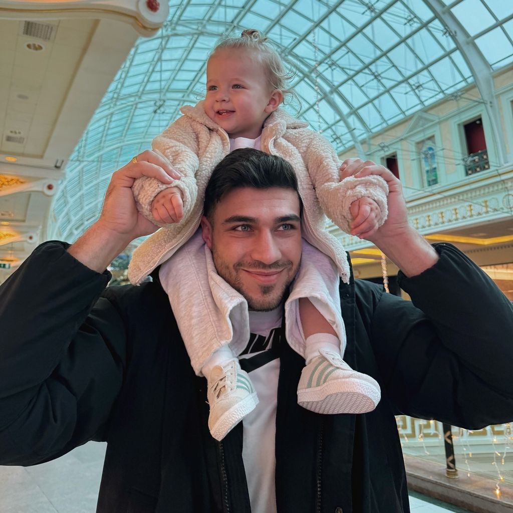 Tommy Fury mit seiner Tochter Bambi
