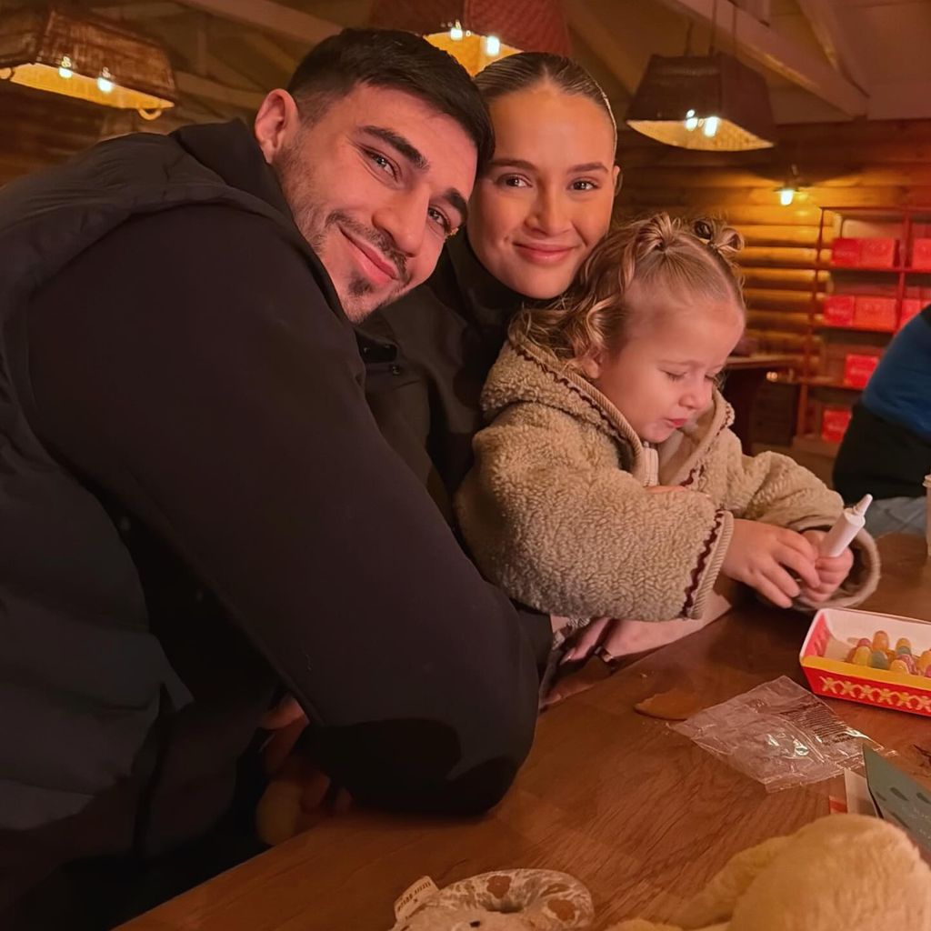 Tommy Fury und Molly-Mae Hague mit ihrer Tochter Bambi, Dezember 2025