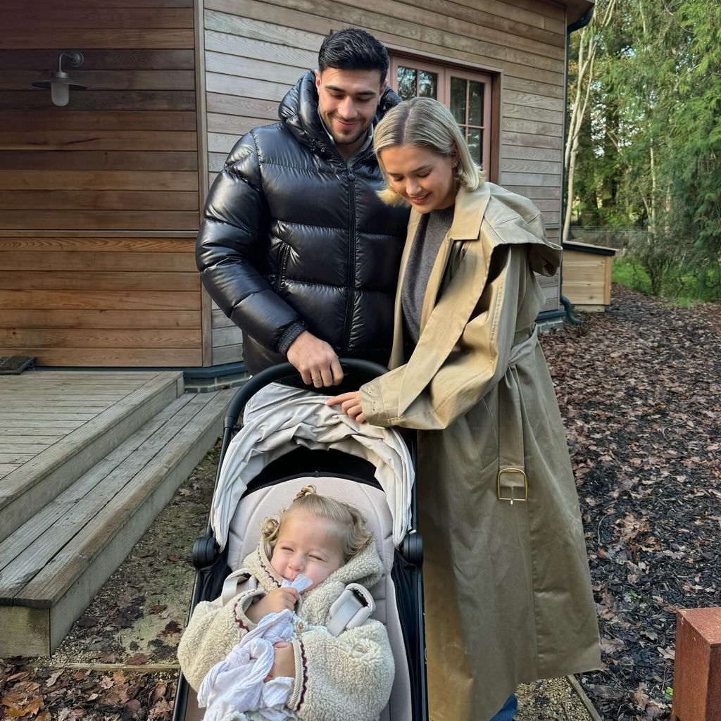 Tommy Fury und Molly-Mae Hague mit ihrer Tochter Bambi, 2025