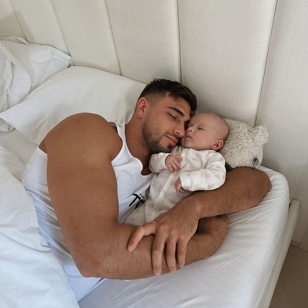 Tommy Fury mit seiner Tochter Bambi als Baby