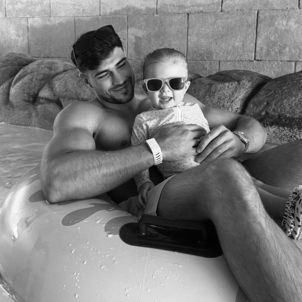 Profi-Boxer Tommy Fury und seine Tochter Bambi