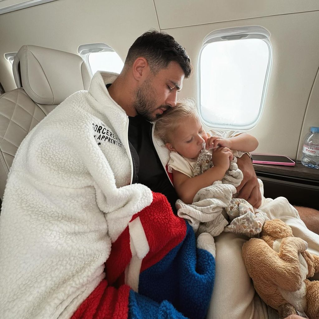 Tommy Fury und Tochter Bambi im Flugzeug