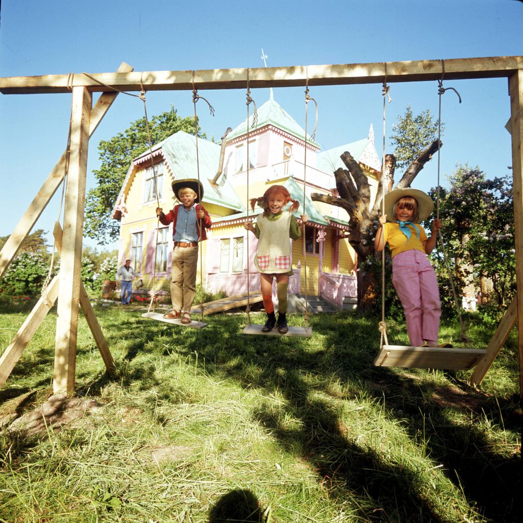 Tommy, Pippi Langstrumpf und Annika vor der Villa Kunterbunt
