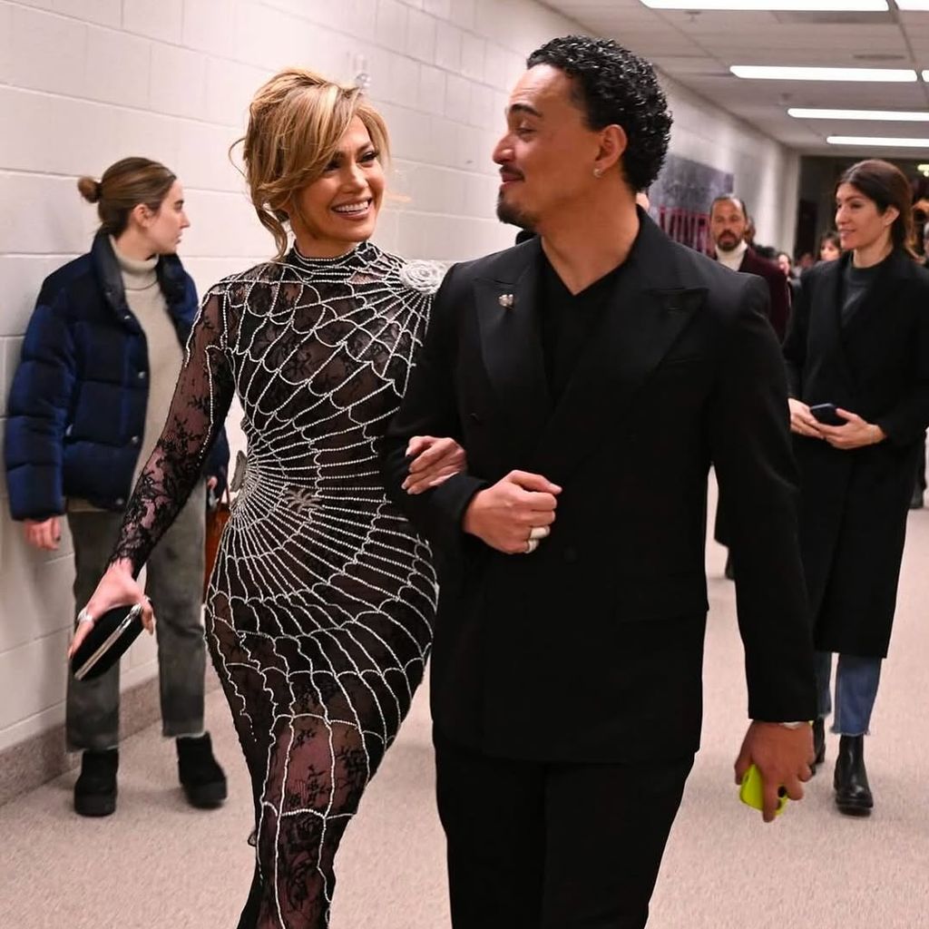 Tonatiuh und Jennifer Lopez lächeln sich an beim Sundance Film Festival, 2025