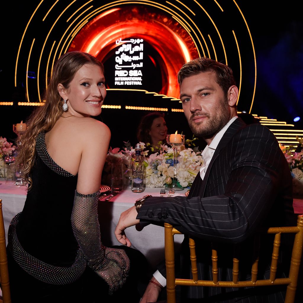 Toni Garrn mit Alex Pettyfer beim International Film Festival, Dezember 2022