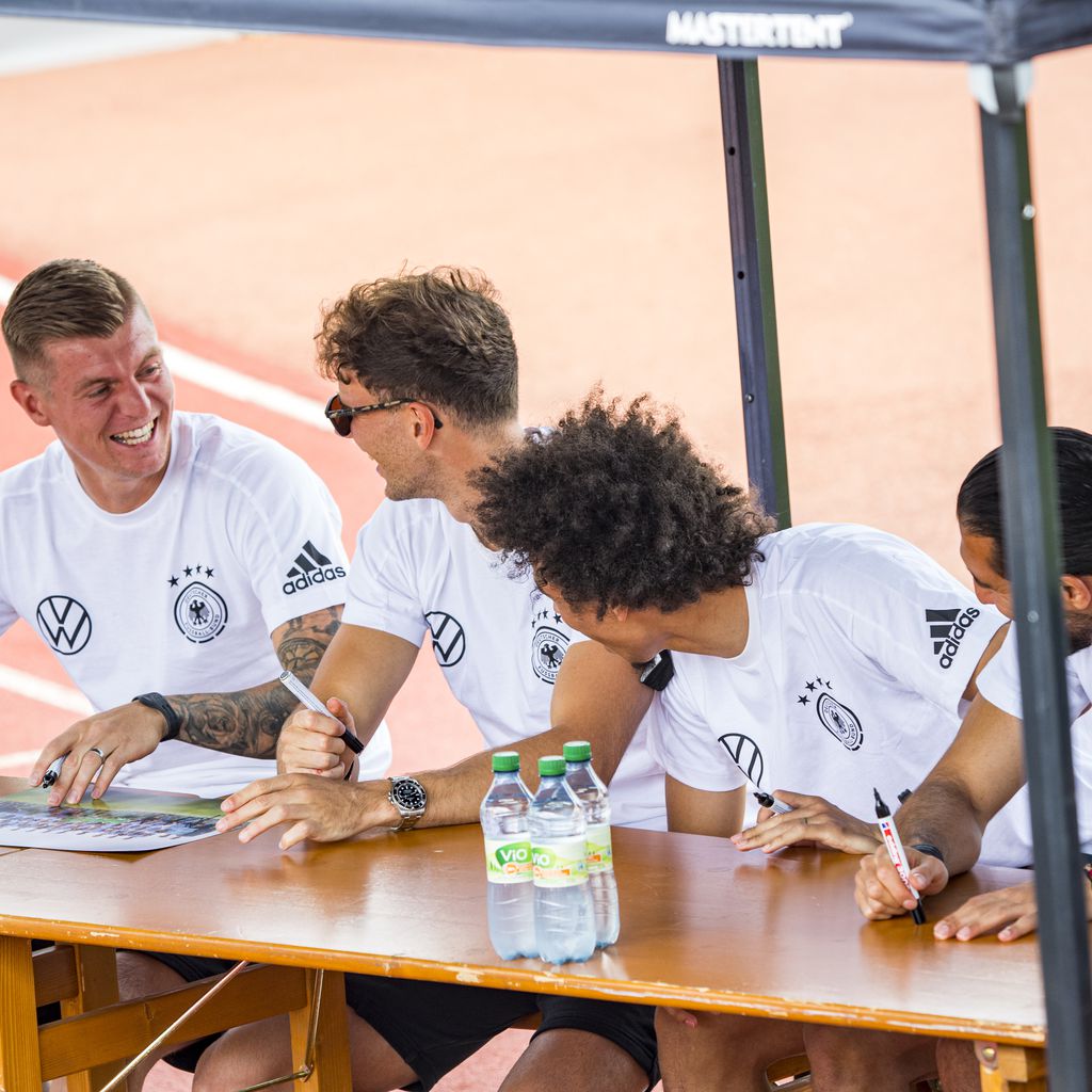 Toni Kroos, Leon Goretzka, Leroy Sane und Emre Can bei einer Autogrammstunde
