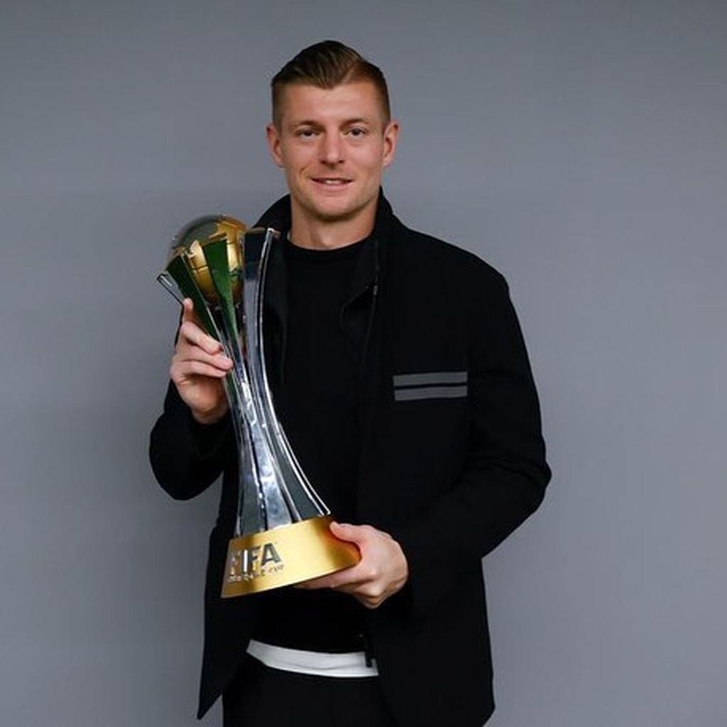 Toni Kroos mit der Klub-WM-Trophäe