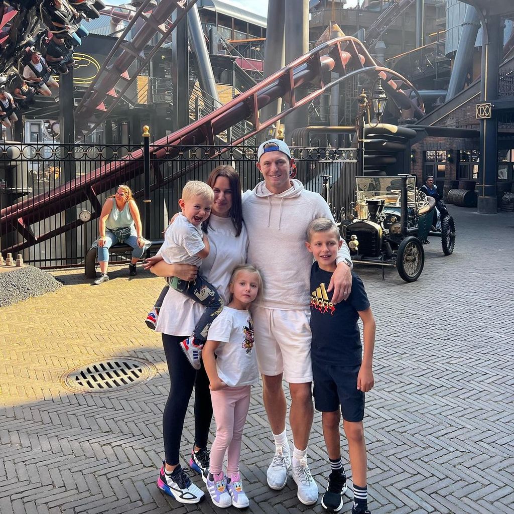 Toni Kroos mit seiner Familie im Phantasialand