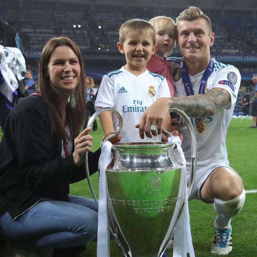 Toni Kroos mit seiner Frau und seinen Kindern