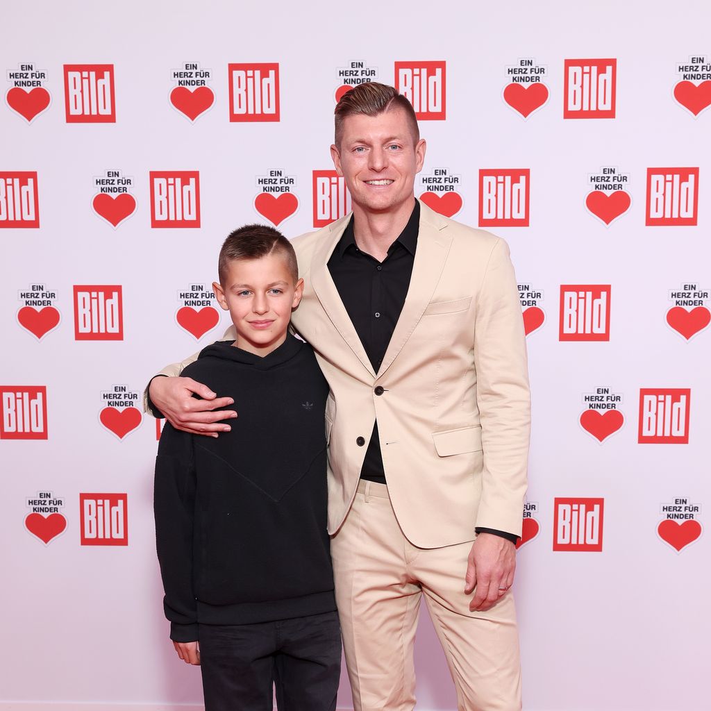 Toni Kroos und sein Sohn Leon bei "Ein Herz für Kinder", 2024