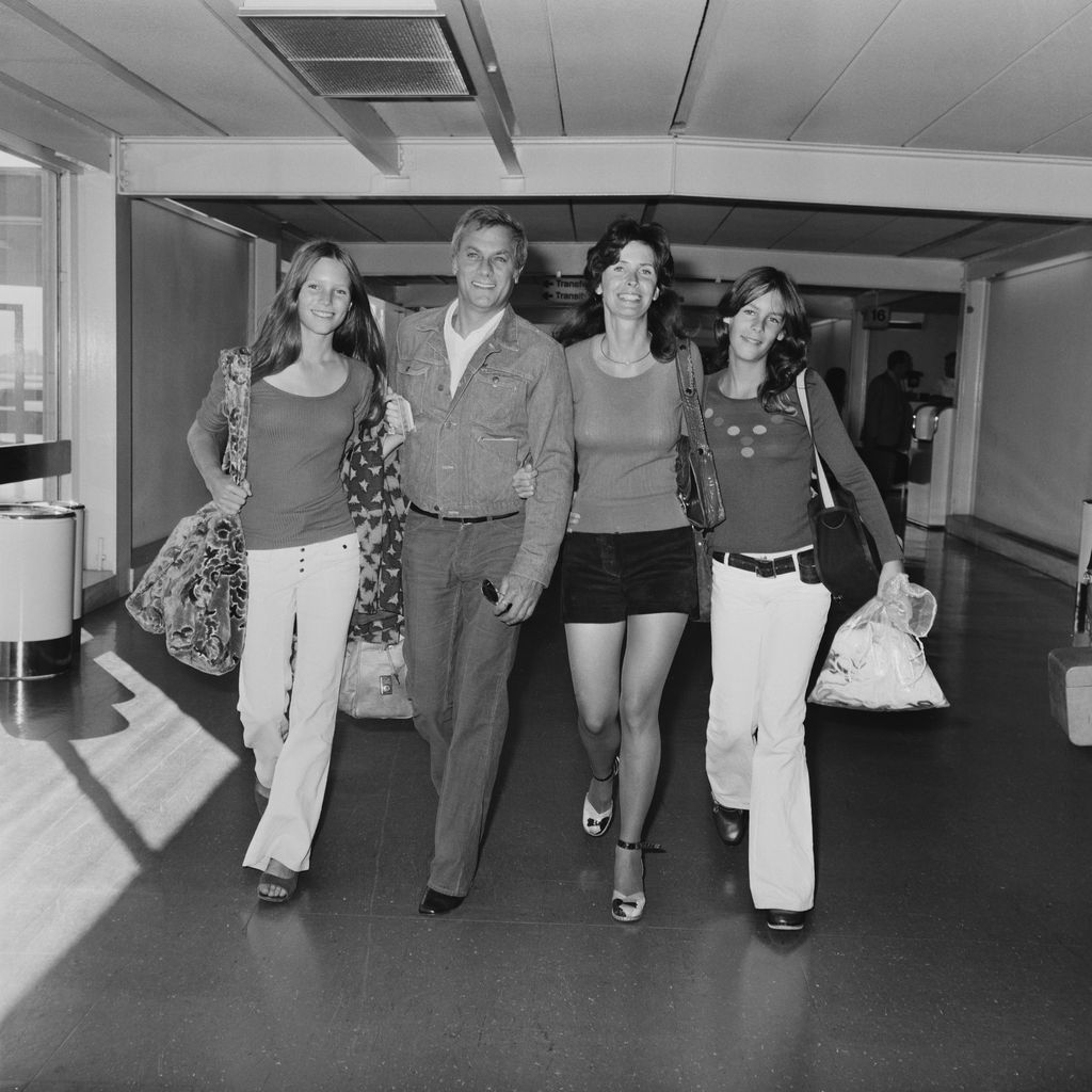Tony Curtis mit Leslie, Kelly und Jamie Lee am London Airport, 27. August 1971