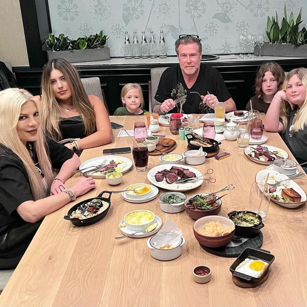 Tori Spelling, Dean McDermott und ihre Familie im Januar 2023