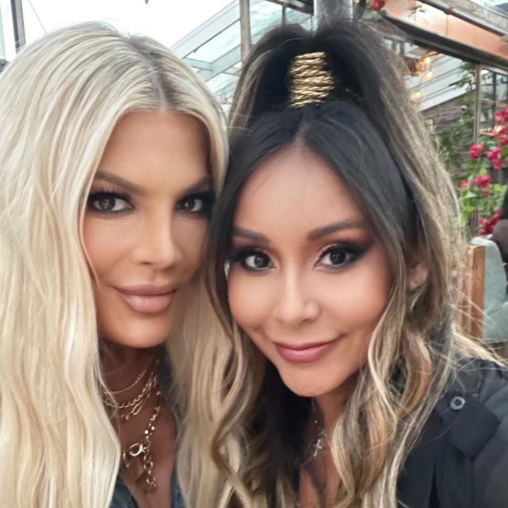 Tori Spelling mit ihrer besten Freundin Snooki im September 2021