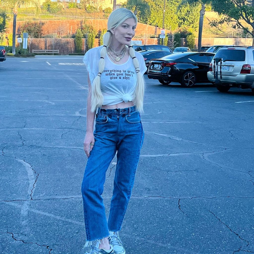 Tori Spelling posiert