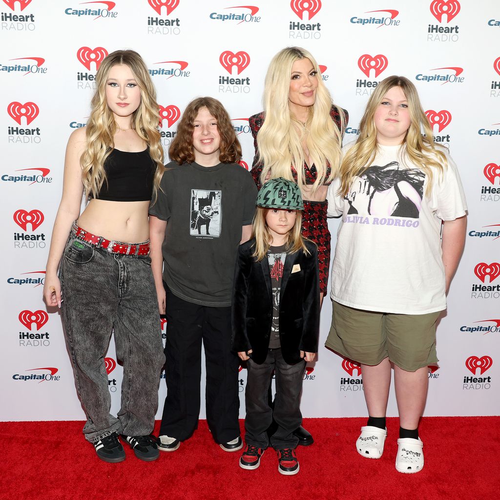 Tori Spelling und ihre Kinder beim iHeartRadio Jingle Ball, 2023