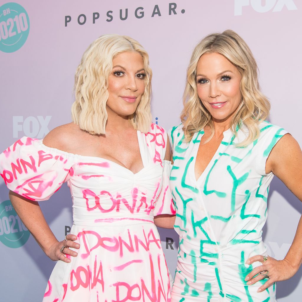 Tori Spelling und Jennie Garth beim "Beverly Hills 90210" Peach Pit Pop-Up