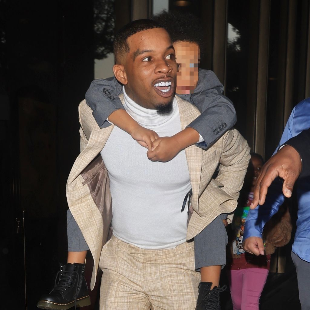 Tory Lanez mit seinem Sohn beim Verlassen des Gerichts, 2022