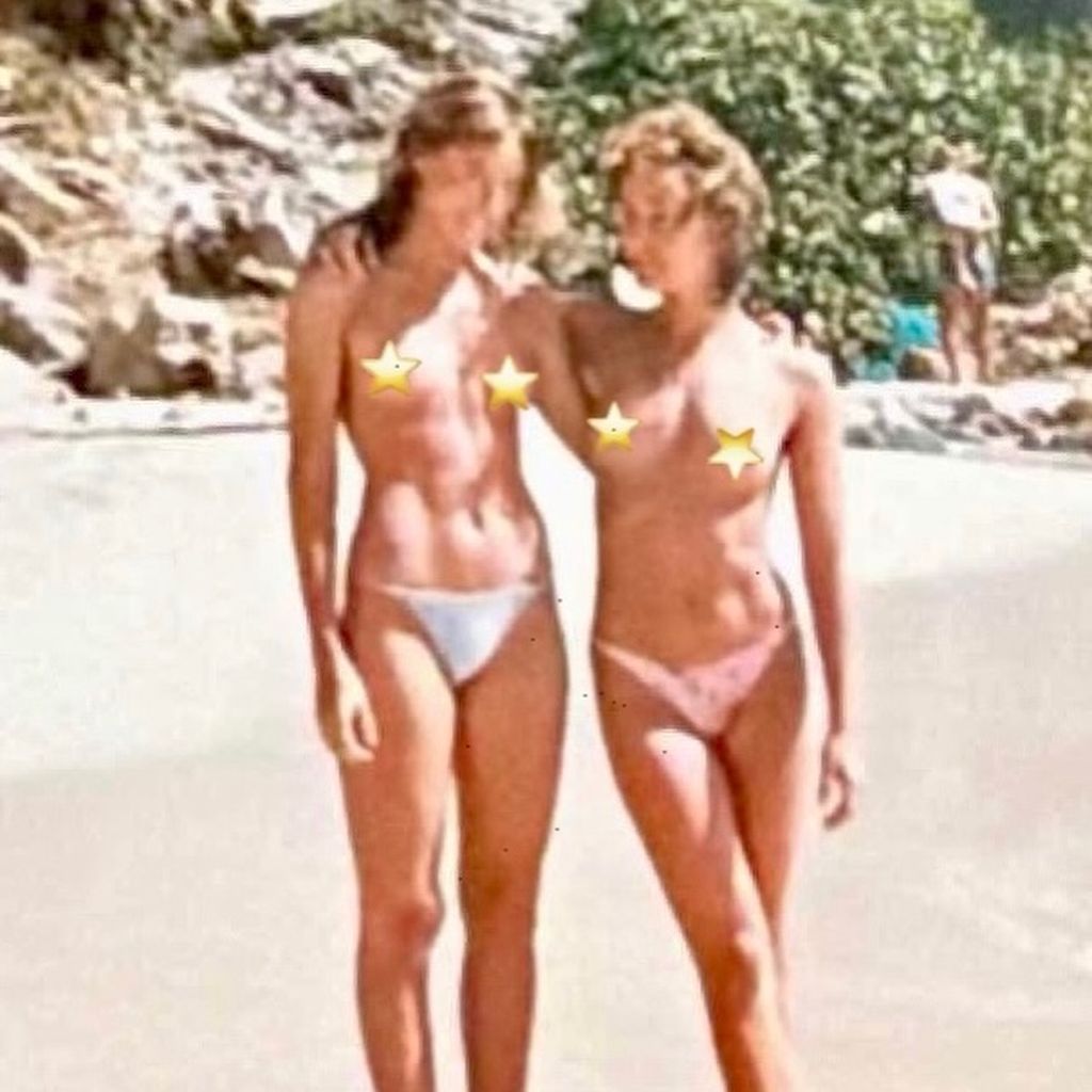Tracy Pollan und Jennifer Grey posieren in den 1980ern oberkörperfrei am Strand.
