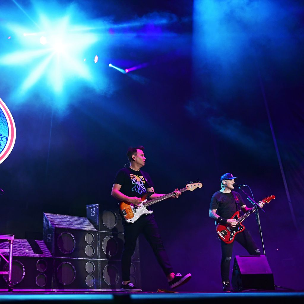 Travis Barker, Mark Hoppus und Matt Skiba bei einem Konzert