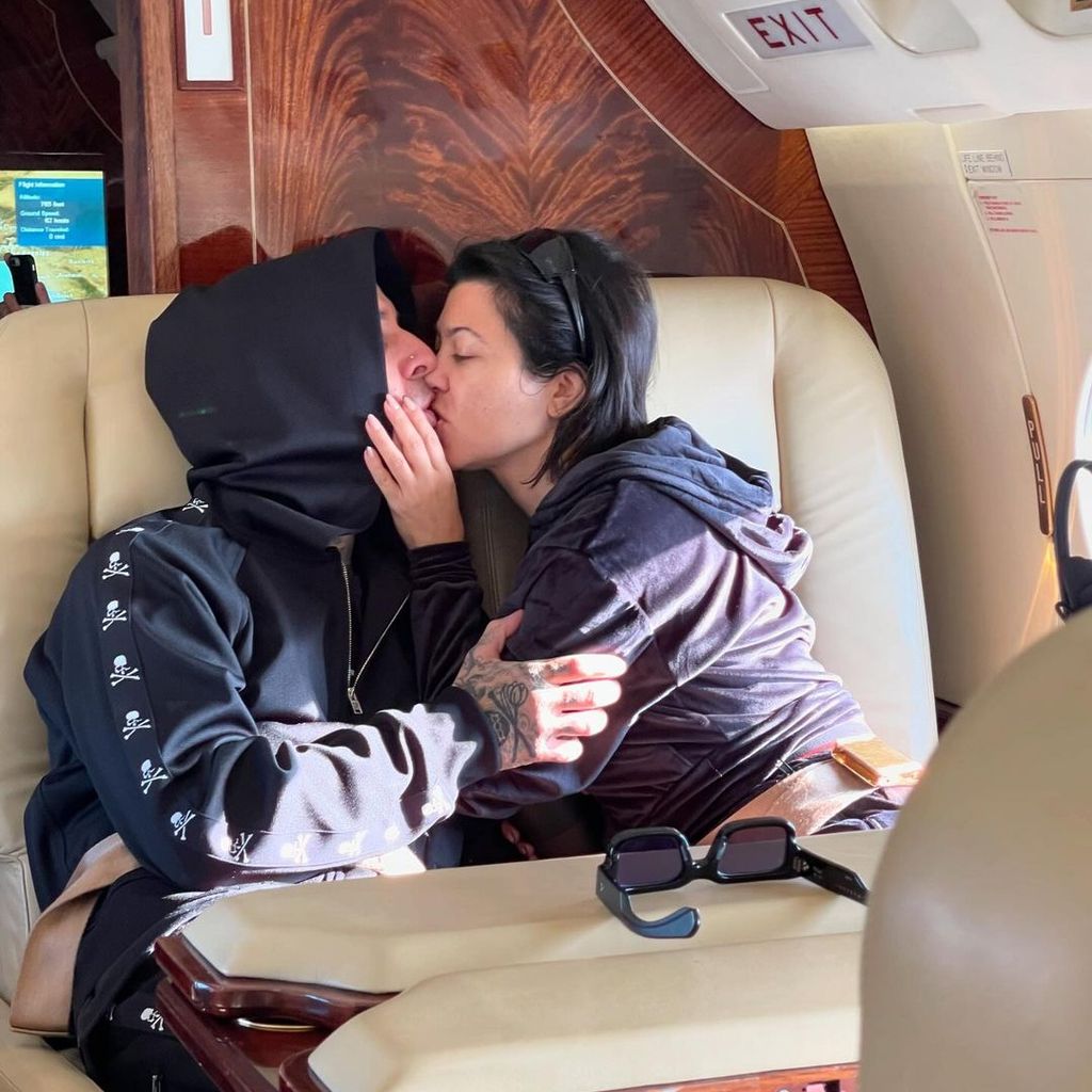 Travis Barker und Kourtney Kardashian im Privatjet
