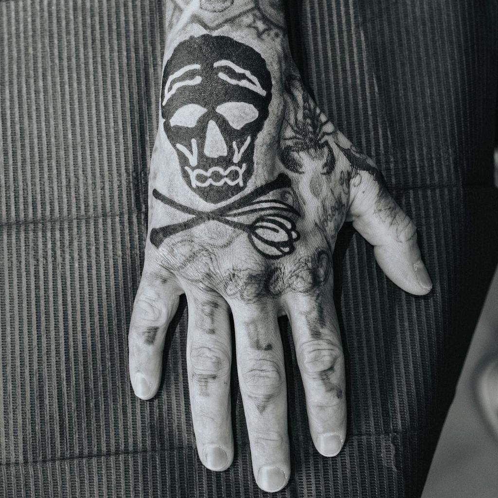 Travis Barker zeigt Tulpen-Tattoo auf seiner Hand