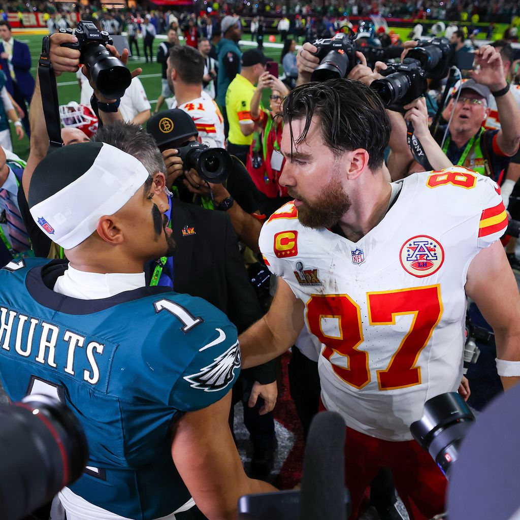 Jalen Hurts und Travis Kelce nach dem Super Bowl 2025