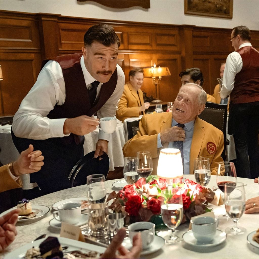 Szene aus "Happy Gilmore 2" mit Travis Kelce, Jack Nicklaus, Corey Pavin und Adam Sandler bei einem Dinner