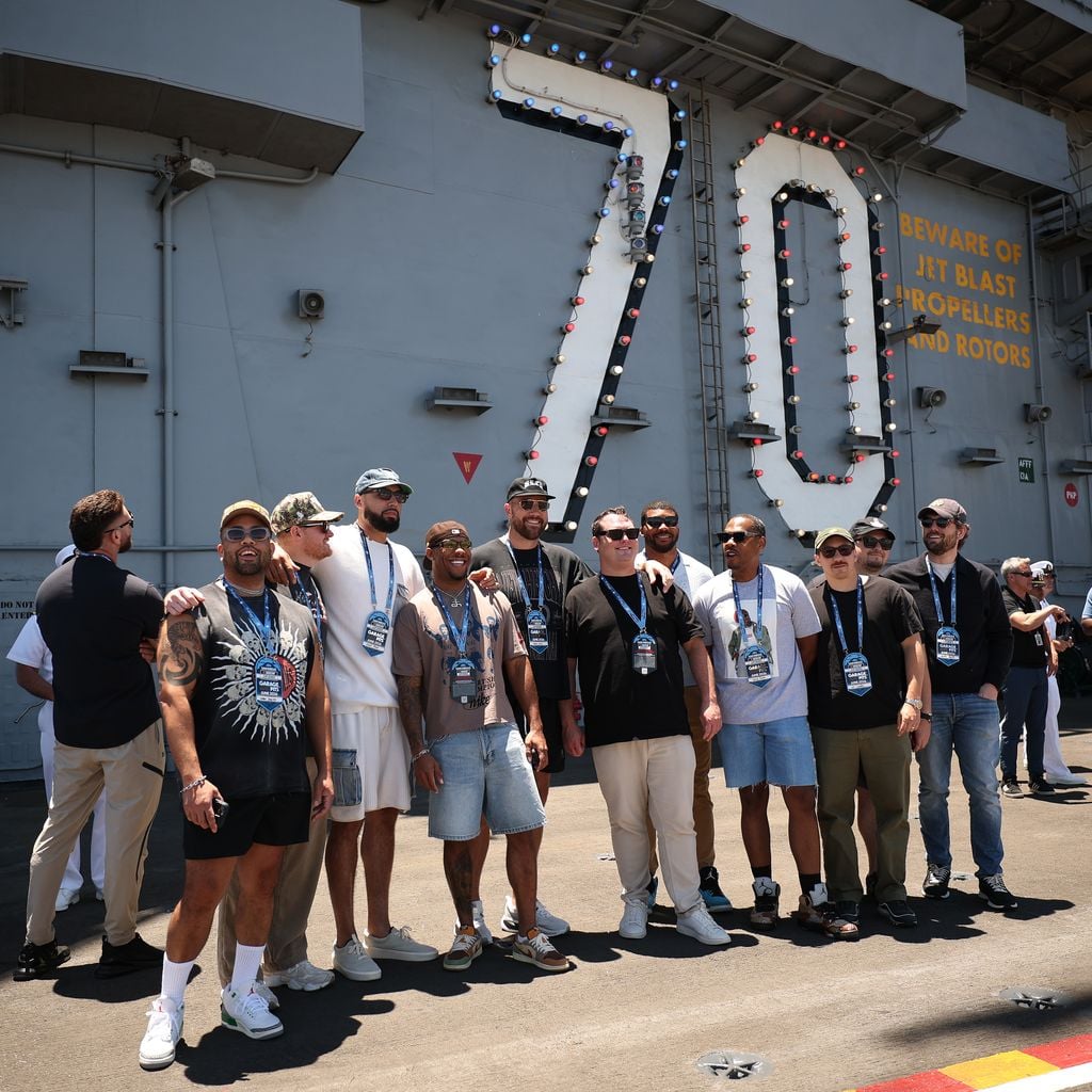 Travis Kelce mit Freunden auf dem Deck der USS Carl Vinson vor dem NASCAR-Rennen in San Diego, 21. Juni 2026