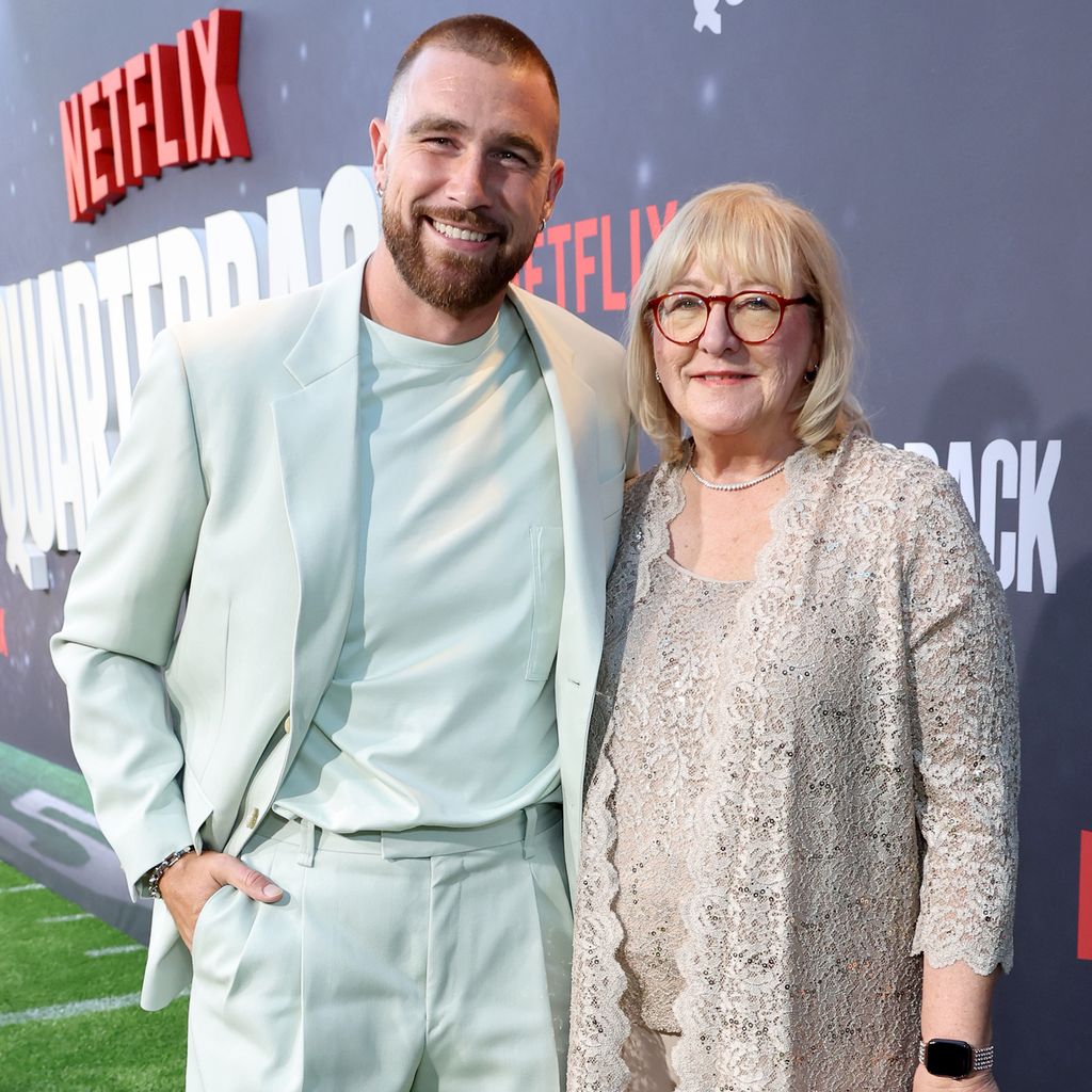 Travis Kelce mit seiner Mutter Donna im Juli 2023