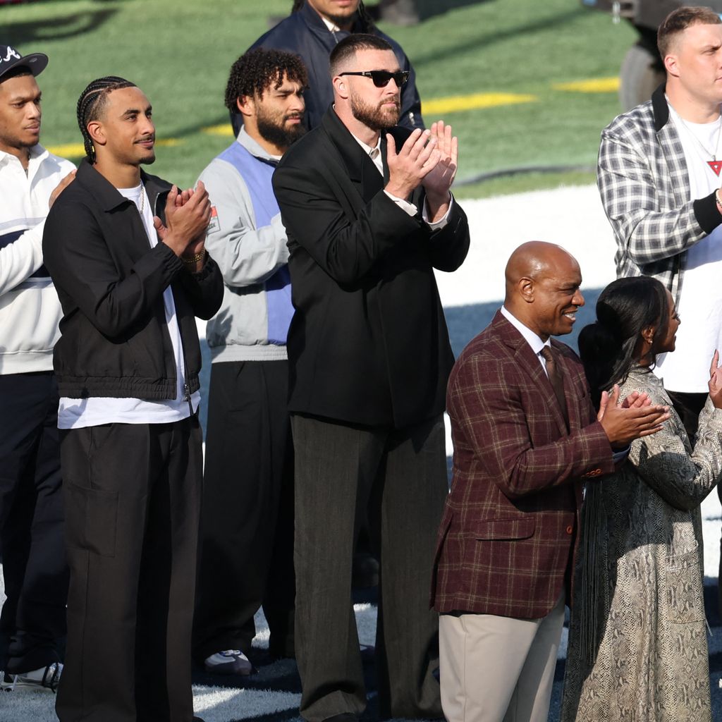 Travis Kelce besucht den Super Bowl LX im Levi’s Stadium in Santa Clara