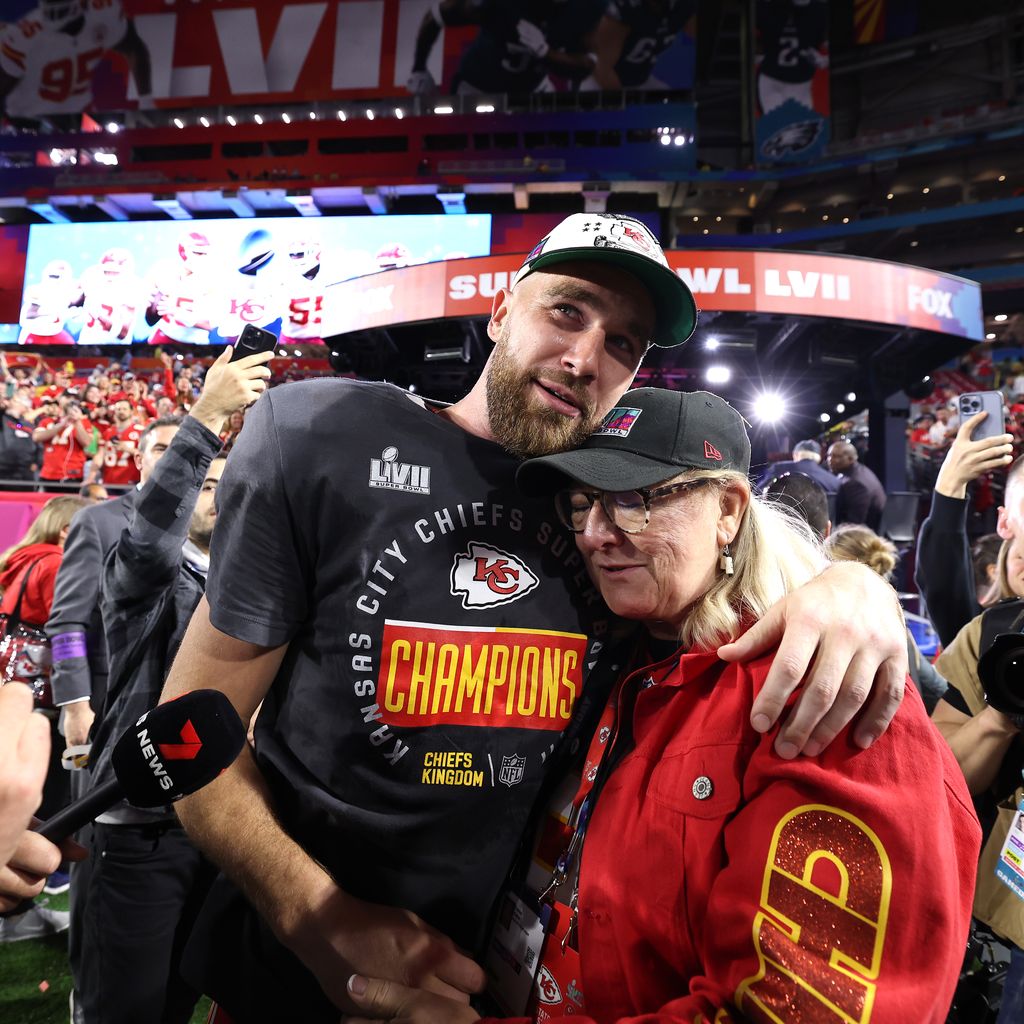 Travis Kelce mit seiner Mutter Donna im Februar 2023