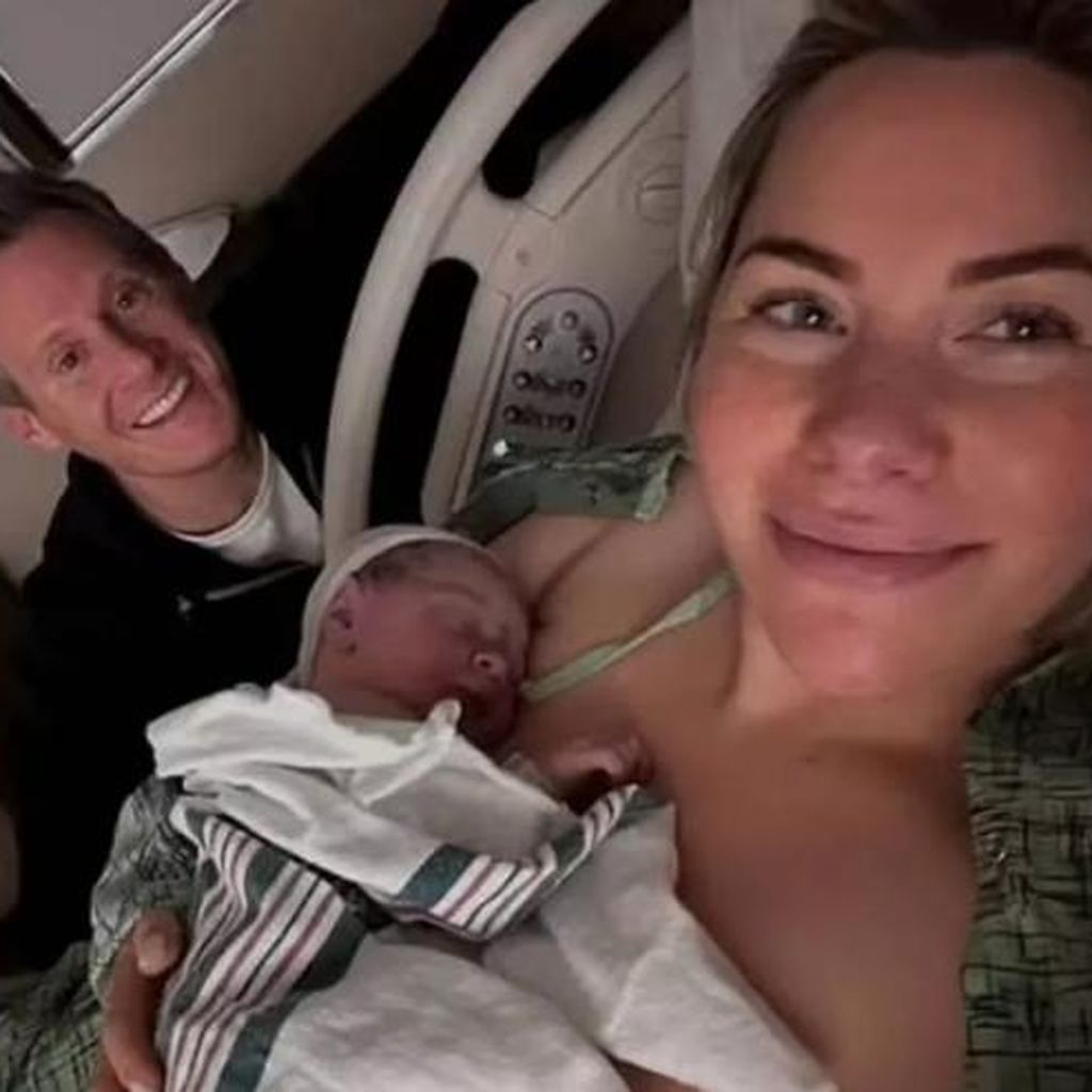 Trevor und Tracey Engelson mit ihrem Baby im Februar 2025