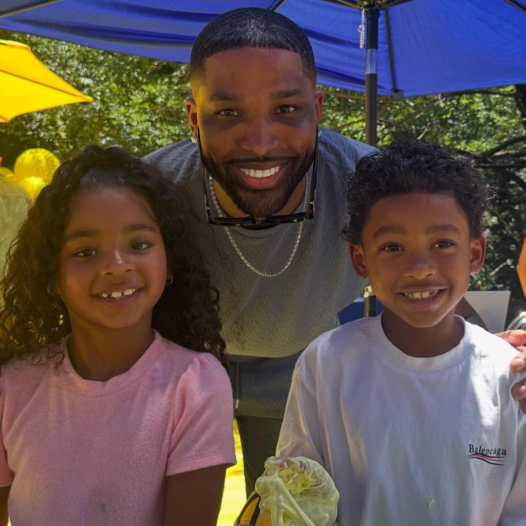 Tristan Thomspon mit seinen Kindern True und Prince