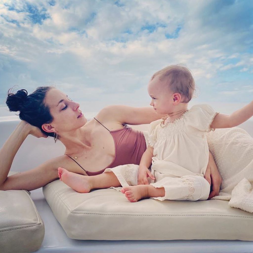 Troian Bellisario mit ihrer Tochter Aurora, Mai 2020