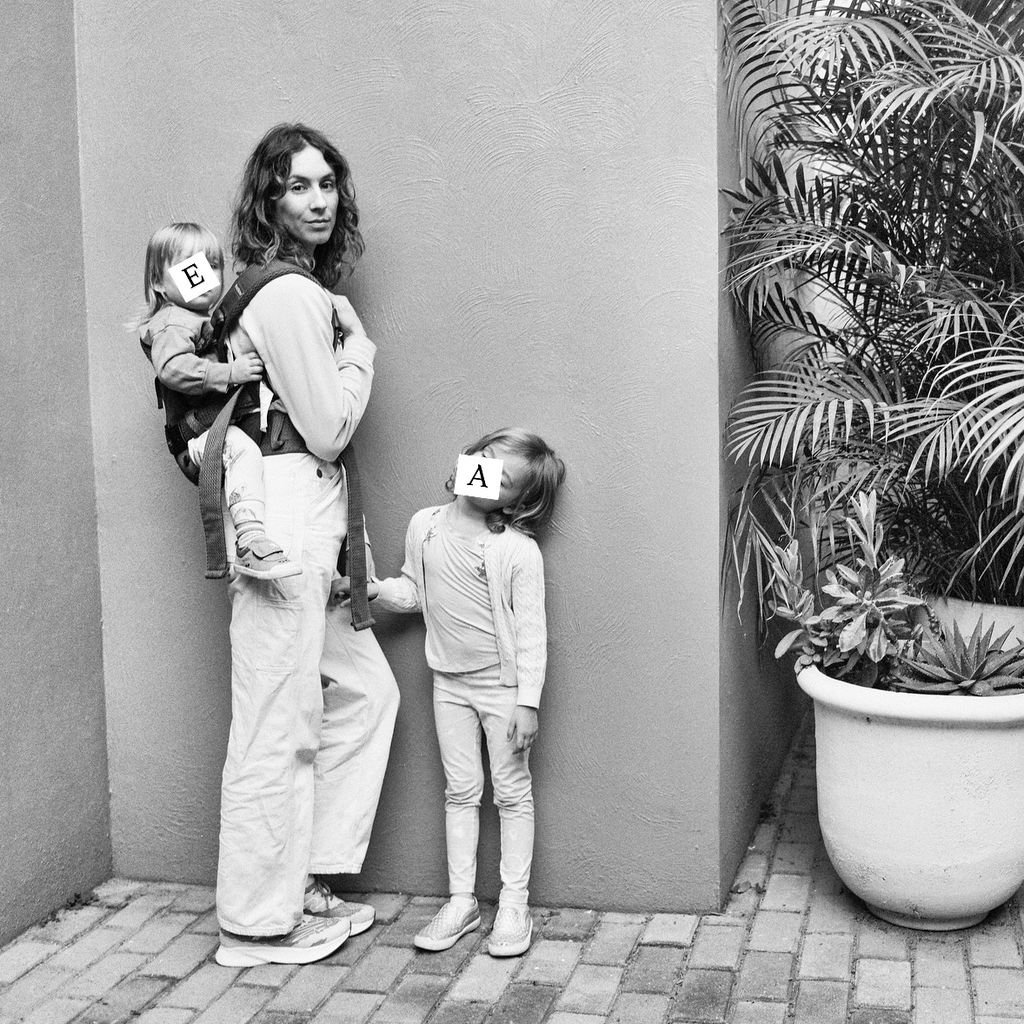 Troian Bellisario mit ihren Kindern