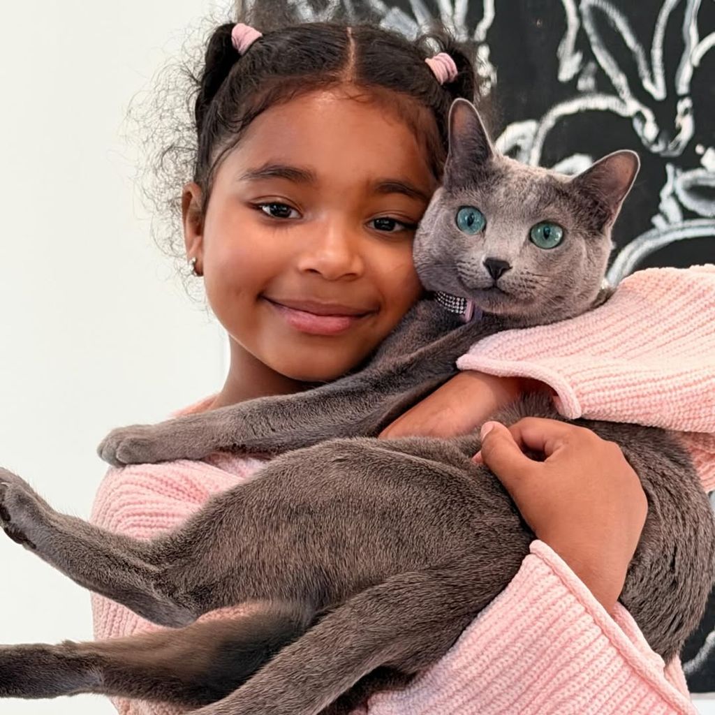 True Thompson mit ihrer Katze "Grey Kitty"