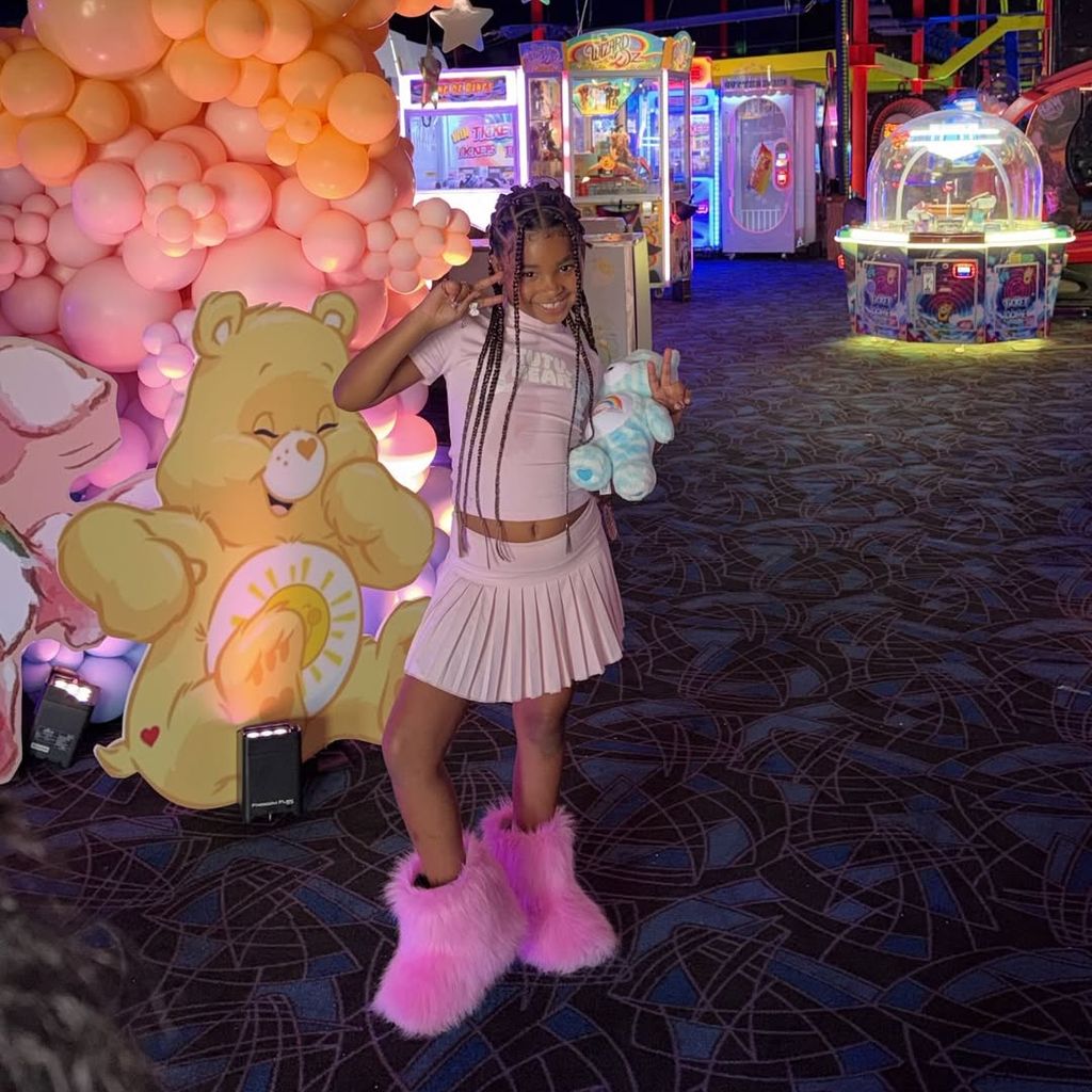 True Thompson feiert ihren 8. Geburtstag in einem Indoor-Abenteuerpark