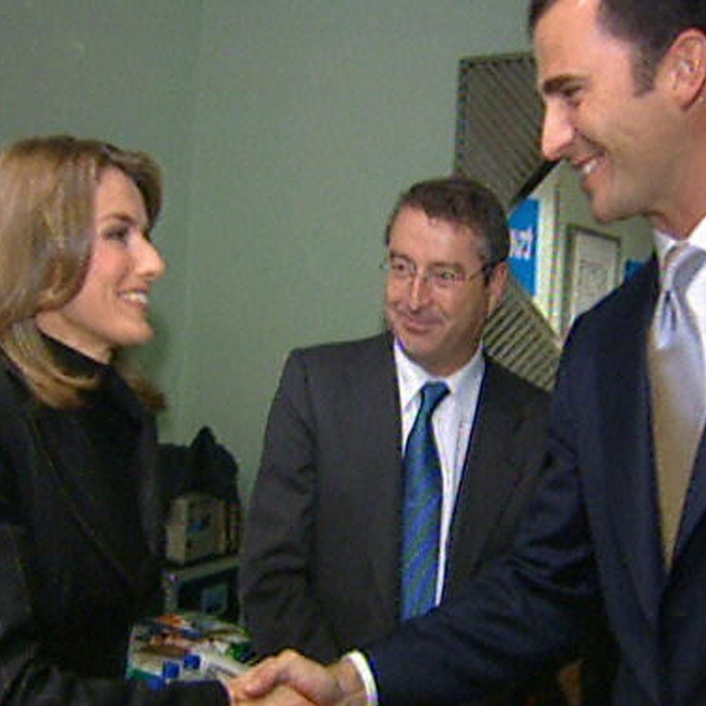 Letizia Ortiz Rocasolano (die spätere Königin Letizia) schüttelt Felipe de Bourbon (König Felipe) die Hand