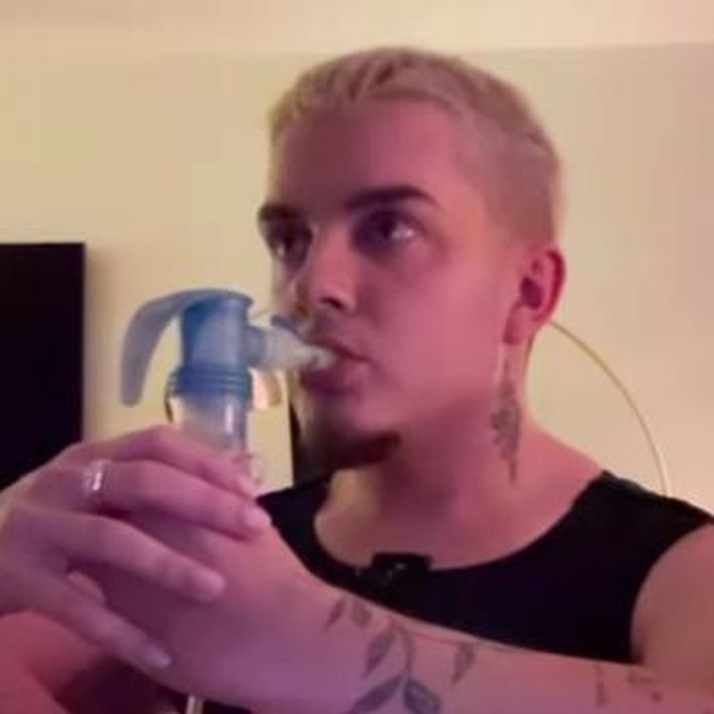 Influencer Twentay4tim mit seinem Inhalator