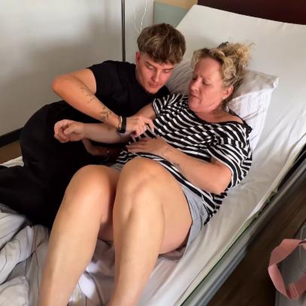 Twenty4tim und seine Mutter Christina im Juni 2025