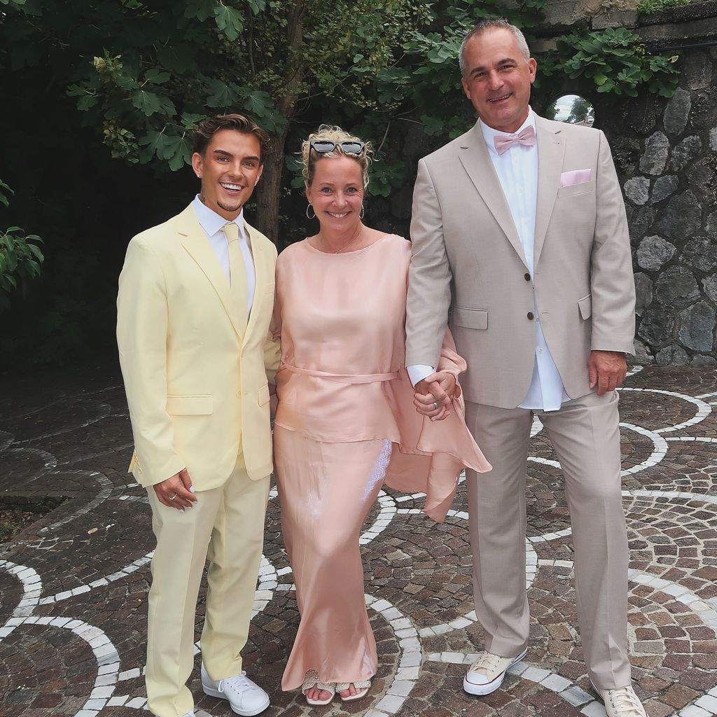 Influencer Twenty4tim mit seiner Mama Christina und ihrem Partner Sven, August 2025