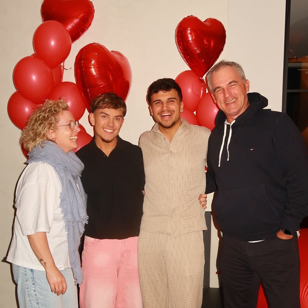 Twenty4tim mit seiner Mama, seinem Freund Edin Volarov und seinem Stiefpapa