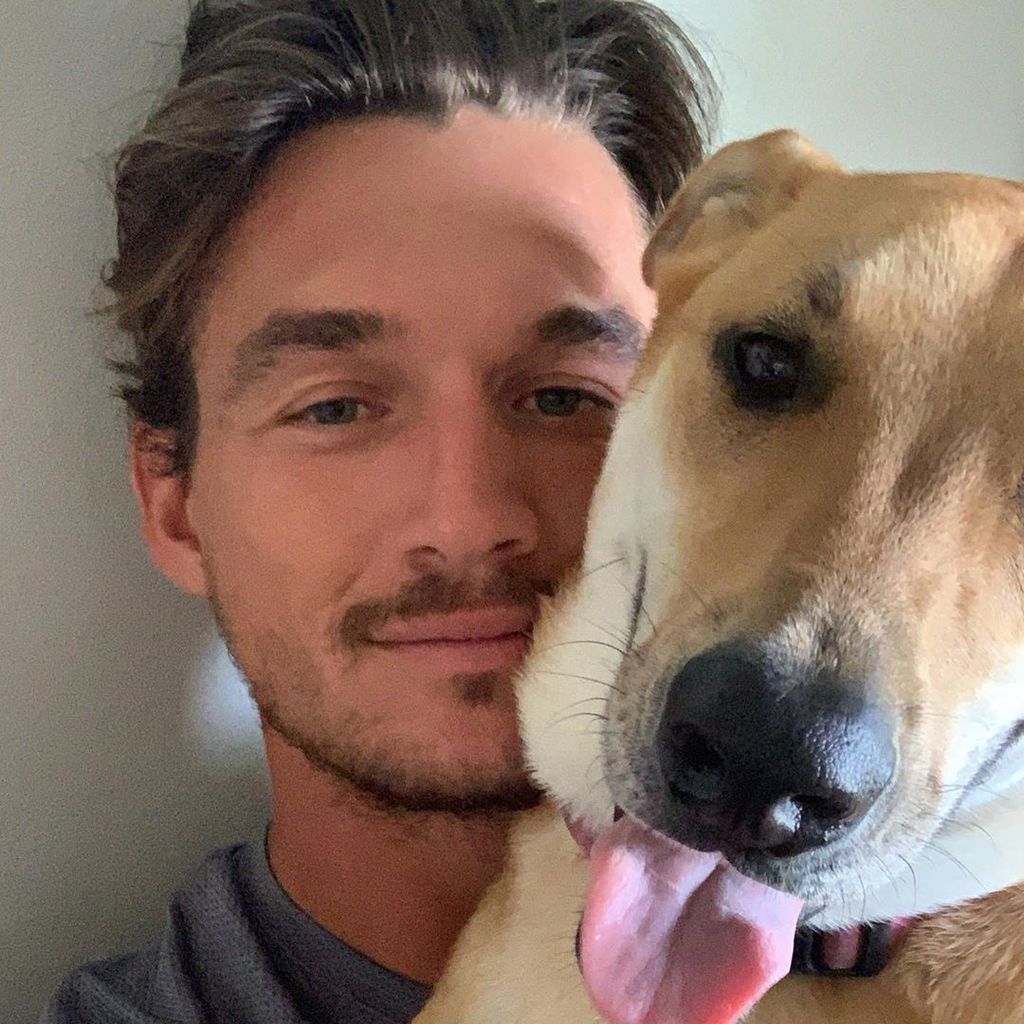Tyler Cameron mit einem Hund, Januar 2020