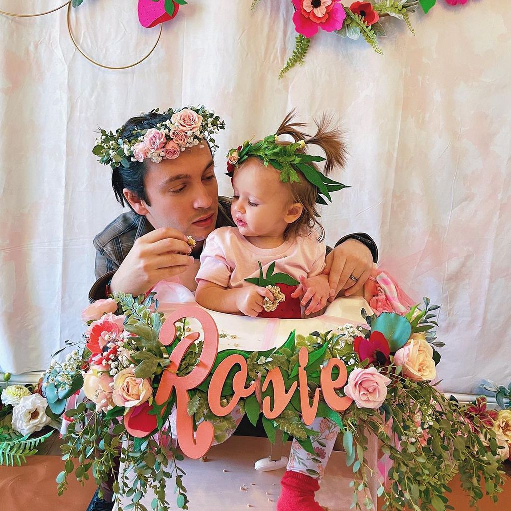Sänger Tyler Joseph und seine Tochter Rosie