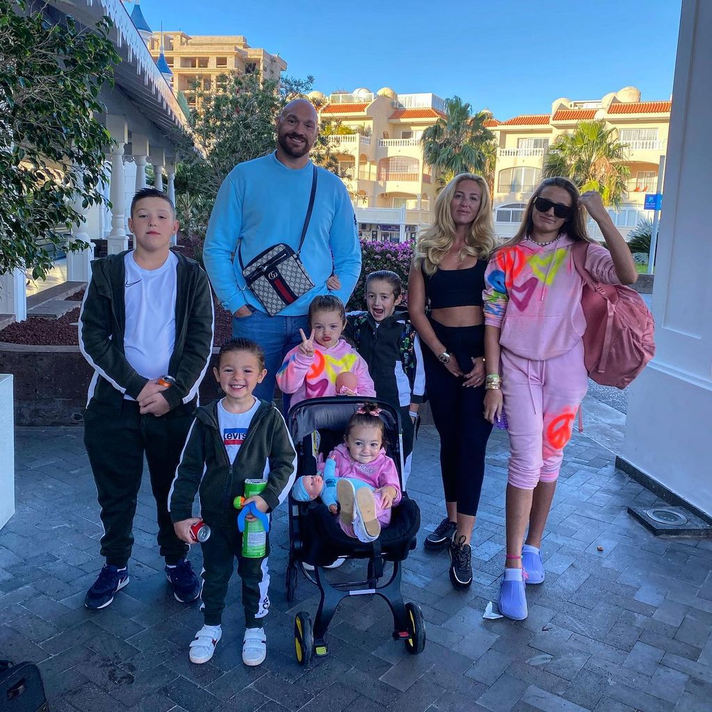 Tyson und Paris Fury mit ihrem sechs Kindern
