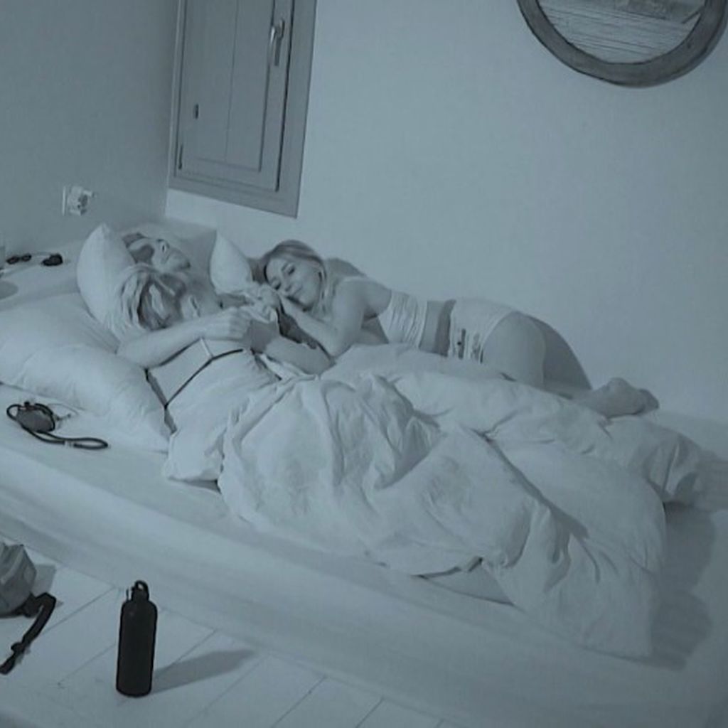 Udo Bönstrup mit Layla Leona und Yvonne Rose im Bett