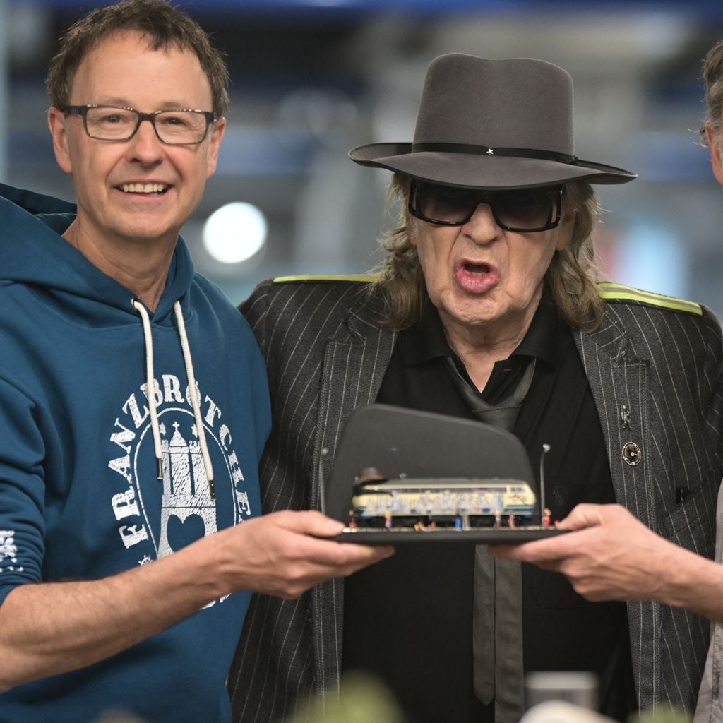 Udo Lindenberg mit Frederik und Gerrit Braun bei der Eröffnung des Miniaturzugs "Panik-Express" im Miniatur Wunderland Hamburg